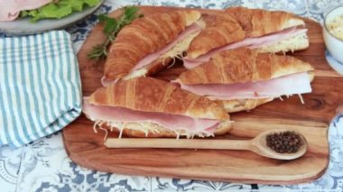 Jambonlu ve peynirli lezzetli kruvasanlar. 