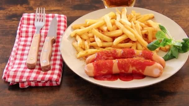 Fast Food Pommes Würstchen Ketchup Auf Weißem Teller Nahaufnahme — Stockvideo