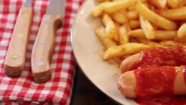 Fast Food Pommes Würstchen Ketchup Auf Weißem Teller Nahaufnahme — Stockvideo