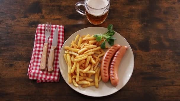 Fast Food Pommes Würstchen Auf Weißem Teller Nahaufnahme — Stockvideo