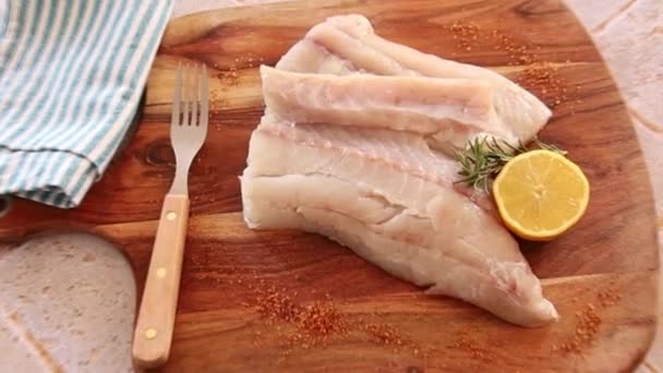 Filete Pescado Crudo Con Limones Hierbas Sobre Tabla Madera — Vídeos de Stock