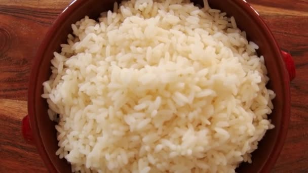 Gekochter Reis Einer Schüssel Auf Einem Hölzernen Hintergrund — Stockvideo