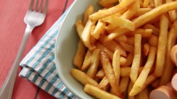 Cervelas Partes Uma Chapa Com Batatas Fritas — Vídeo de Stock