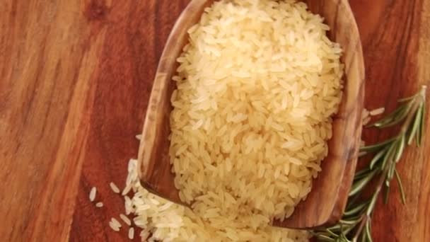 Ahşap Arka Planda Ahşap Kepçe Içinde Çiğ Pirinç — Stok video