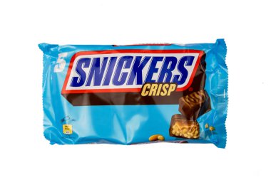 Beyaz arkaplanda izole edilmiş bir paket taze snickers