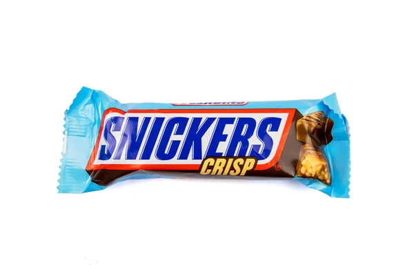 Paket Skarpa Snickers Isolerade Vit Bakgrund — Stockfoto