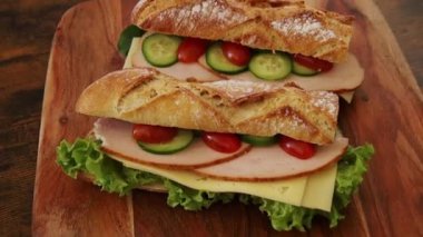 Tahta bir arka planda tavuklu sandviç manzarası.