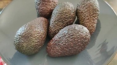 bir tabakta bir sürü avokado