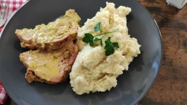 Patates püresi ve motorsikletli bir domuz diliminin üst görüntüsü.