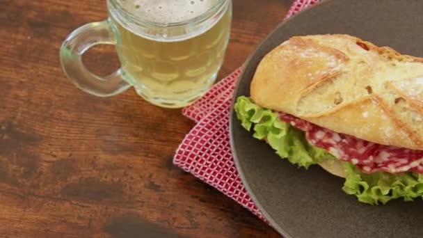 Sanduíche Linguiça Seca Prato Com Uma Cerveja — Vídeo de Stock