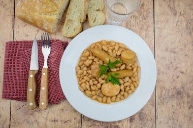 Tahta masadaki bir tabak güveç manzarası.