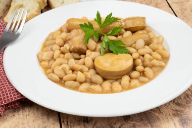 Masada bir tabak güveç.