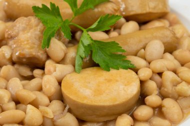 Ahşap bir masada bir tabak güveç yakın