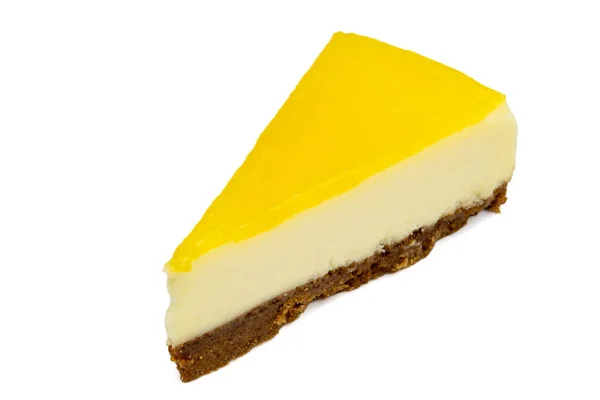 limonlu cheesecake beyaz arkaplanda izole edilmiş.