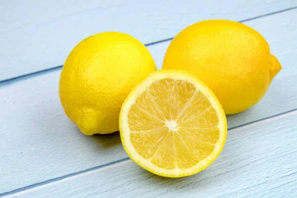 Zitrone Und Ganze Zitrone Auf Blauem Hintergrund Schneiden — Stockfoto