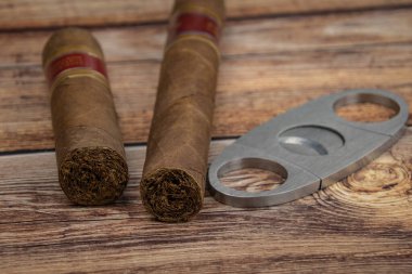 Düz kesici (veya giyotin) ve ahşap arka planda purolar.