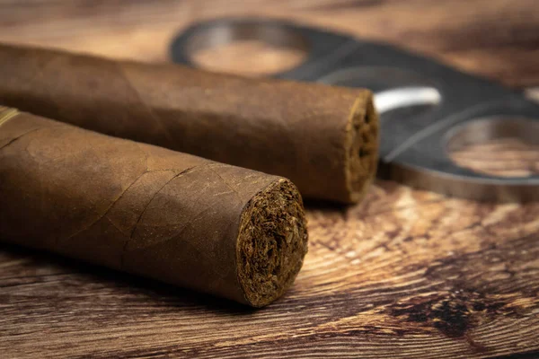 Geradschneider Oder Guillotine Und Zigarren Auf Holzgrund — Stockfoto