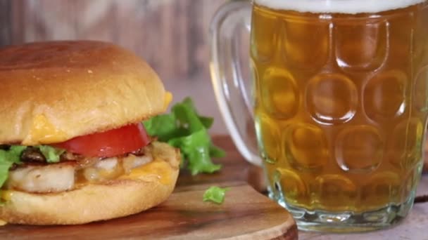 Hambúrguer Frango Com Batatas Fritas Cerveja — Vídeo de Stock
