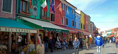 Venedik, İtalya-Ağustos 21, 2017: Burano, Veneto, İtalya sokak manzarası