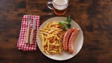 Patates kızartması, sosis ve bira.