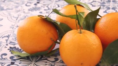 Yapraklı taze portakallar