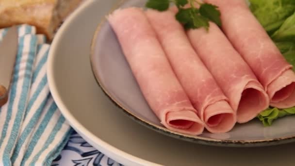 用生菜切碎的猪肉火腿 — 图库视频影像