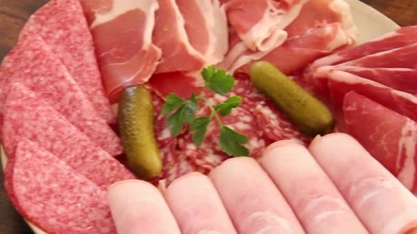 Wurst Und Käseplatte Auf Holztisch — Stockvideo