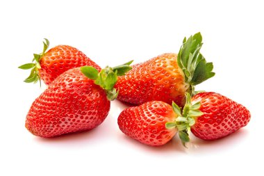 Beyaz arka planda bütün kırmızı çilekler izole edilmiş.