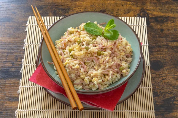 Nahsicht Auf Köstliches Asiatisches Essen Reis Mit Fleisch Und Erbsen — Stockfoto