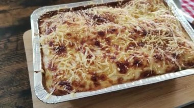 Peynirli ve otlu lezzetli fırında lazanya. 