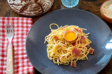 Tabakta yumurta olan spagetti carbonara.