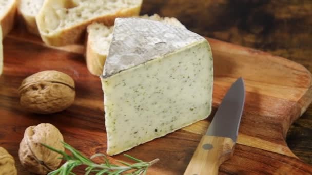 Tomme Savoy Tomme Con Ajo Silvestre Sobre Una Tabla Madera — Vídeos de Stock