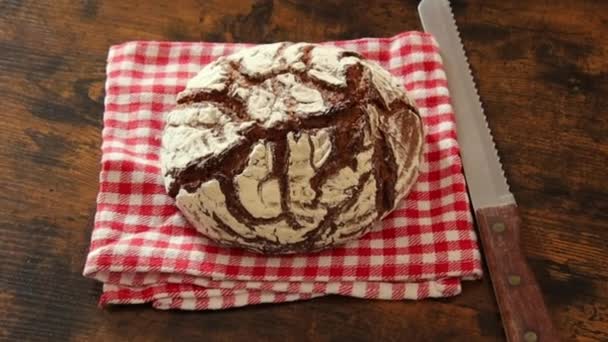 Schaufel Frisches Brot Auf Einem Küchentuch Auf Einem Hölzernen Hintergrund — Stockvideo