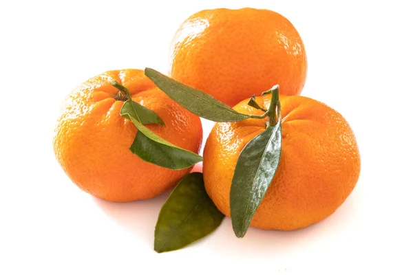 Ganz Frische Mandarinen Mit Blättern Auf Weißem Hintergrund — Stockfoto
