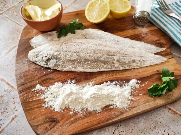 Raw Fish Flour Wooden Board — Stock Photo, Image