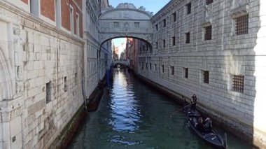 Venedik İtalya - 02: 13 2022 Venedik şehrinde bir kanalda Gondol