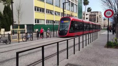 Fransa 'nın Nice şehrinde dolaşan tramvayın manzarası