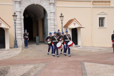 Monako Sarayı 'nda nöbetçi değişimi.