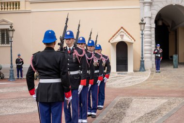 Monako Sarayı 'nda nöbetçi değişimi.
