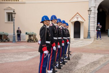 Monako Sarayı 'nda nöbetçi değişimi.