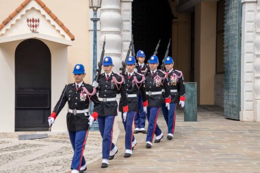 Monako Sarayı 'nda nöbetçi değişimi.