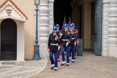 Monako Sarayı 'nda nöbetçi değişimi.