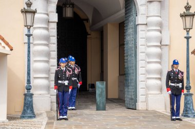 Monako Sarayı 'nda nöbetçi değişimi.