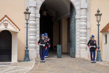 Monako Sarayı 'nda nöbetçi değişimi.