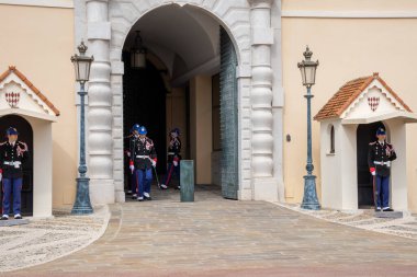 Monako Sarayı 'nda nöbetçi değişimi.