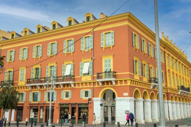 Avrupa şehrinin merkezindeki binanın ön cephesi