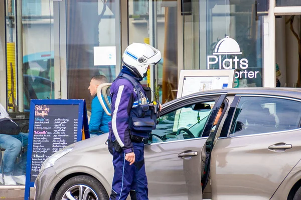 Police Officer Checking Motorist — Stock Photo, Image