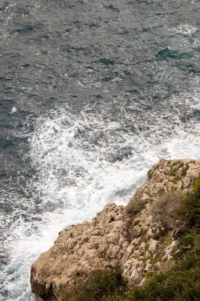 海浪冲击着大海里的岩石 — 图库照片
