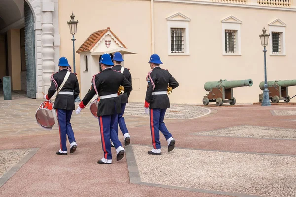 Monako Sarayı 'nda nöbetçi değişimi.