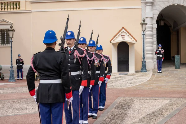 Monako Sarayı 'nda nöbetçi değişimi.